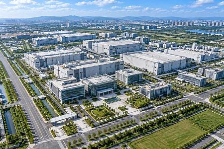 半导体工厂园区航拍全景，现代化厂房连片布局